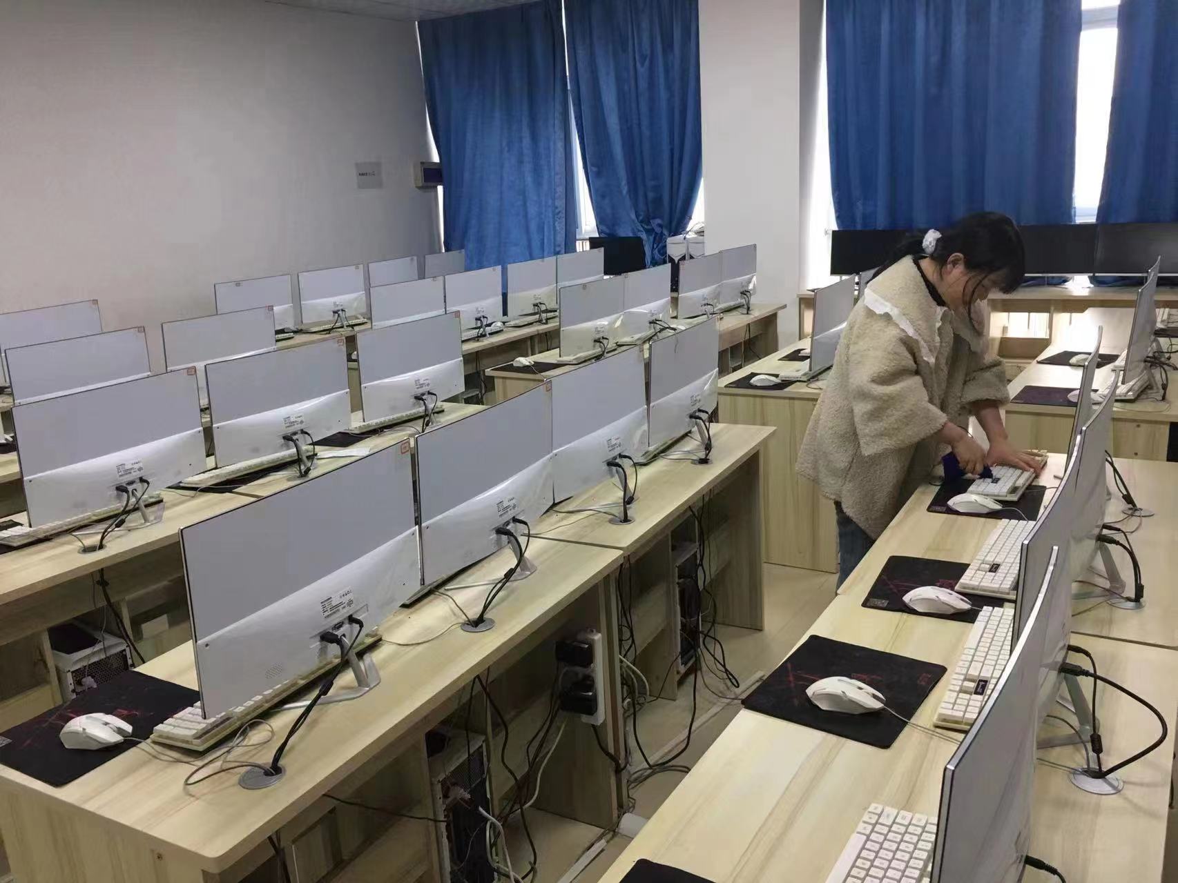   <b>微机室一角</b>