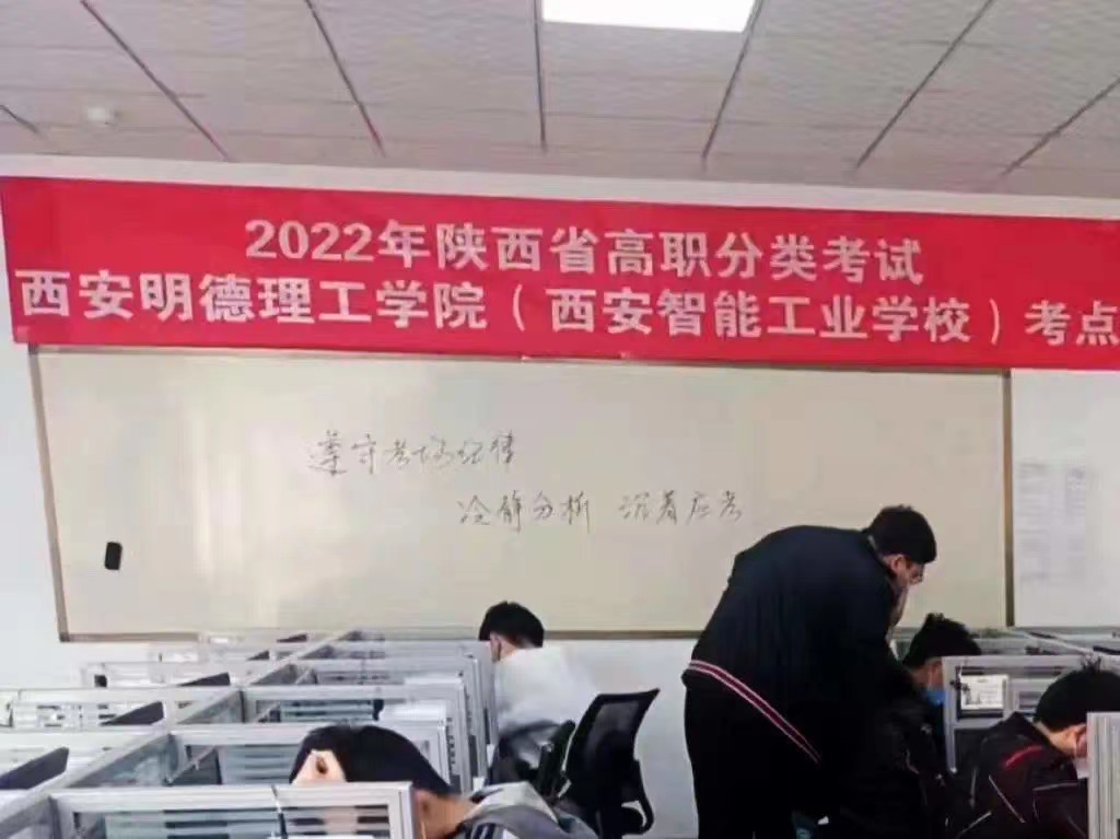   <b>微机室一角</b>
